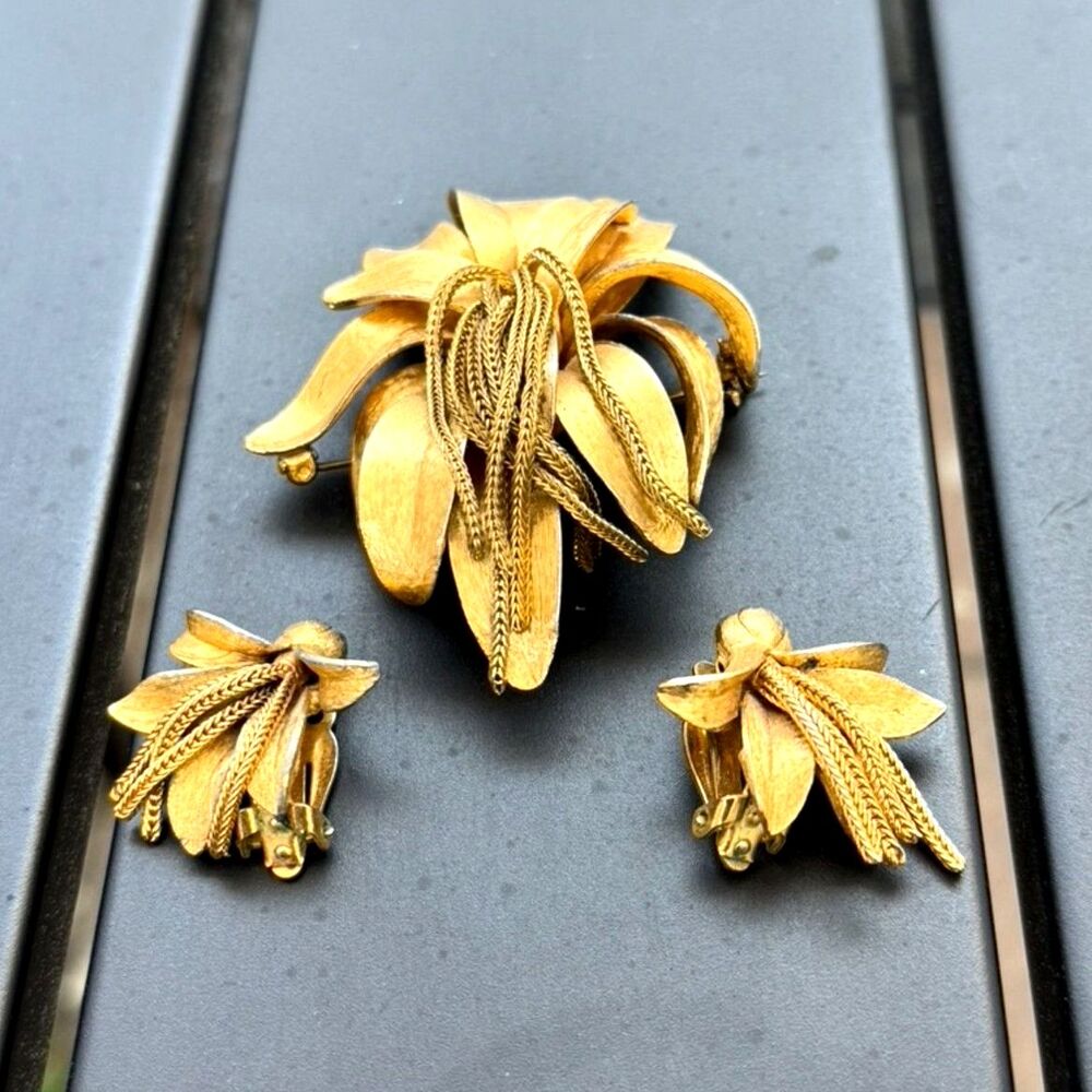Unsigned VTG Kramer Gold Tone Flower Chain Brooch + Matching Clip On Earrings